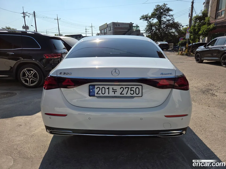Mercedes-Benz E-Class E300 4MATIC 2024 — thumbnail 4