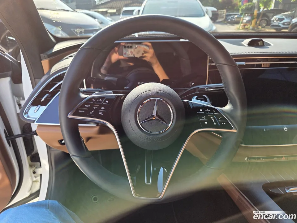 Mercedes-Benz E-Class E300 4MATIC 2024 — thumbnail 5