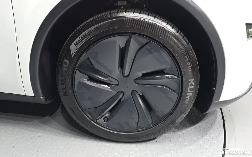 Tesla Model Y RWD 2025 — thumbnail 5