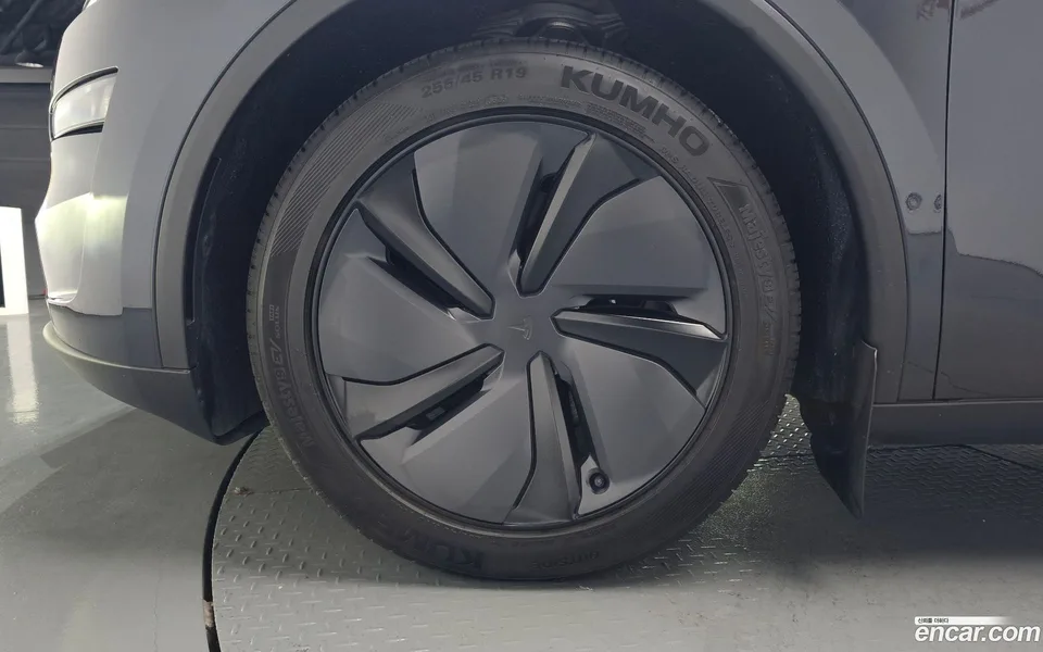Tesla Model Y RWD 2025 — thumbnail 5