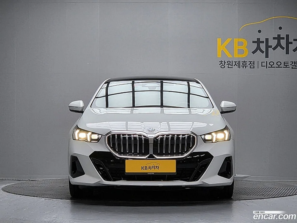 BMW 5 Series 530i xDrive M 2025 — thumbnail 3