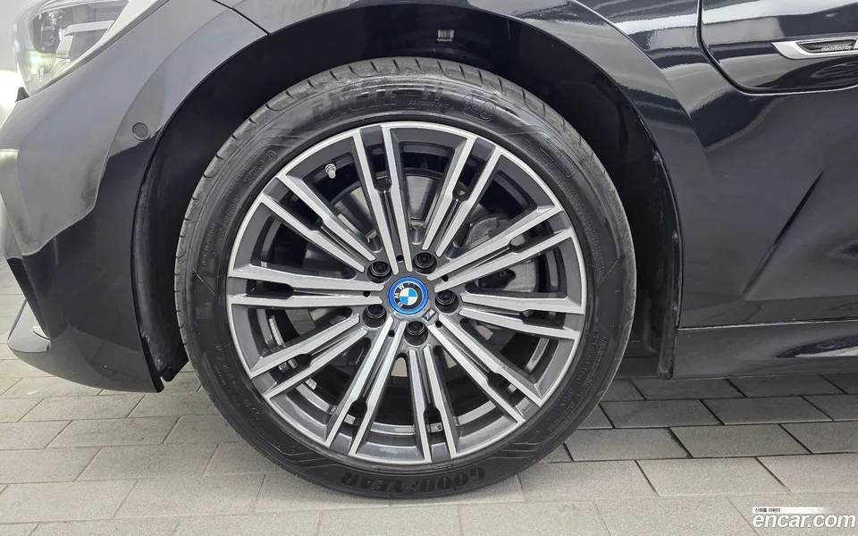 BMW 3 Series 320e M 2022 — thumbnail 2