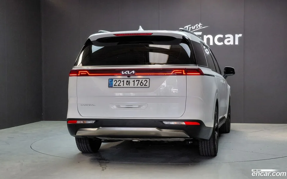 Kia Carnival 7 2023 — thumbnail 4