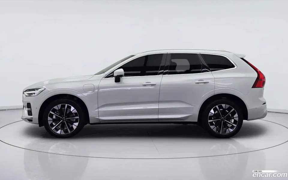 Volvo XC60 T8 2025 — thumbnail 3