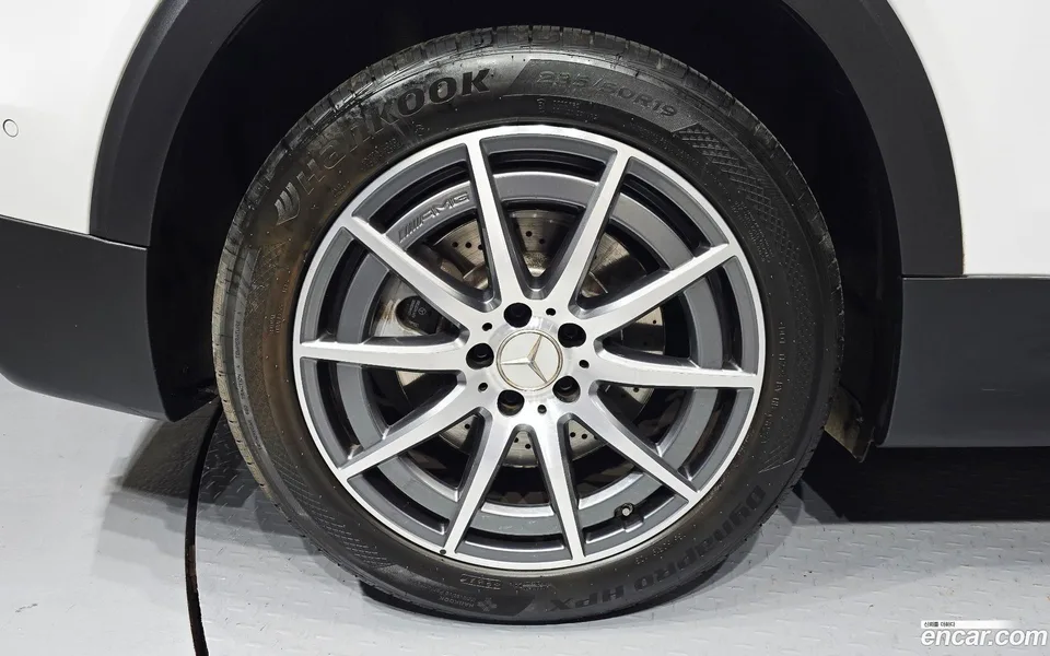 Mercedes-Benz GLB-Class AMG GLB35 4MATIC 2023 — thumbnail 2