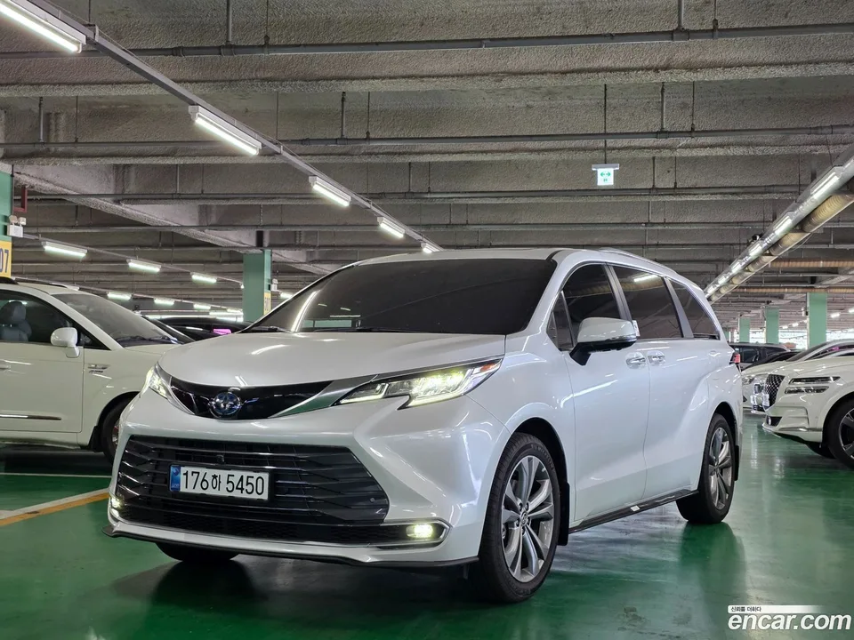 Toyota Sienna 2.5 2WD 2025 — photo 1, buy with delivery to Moscow