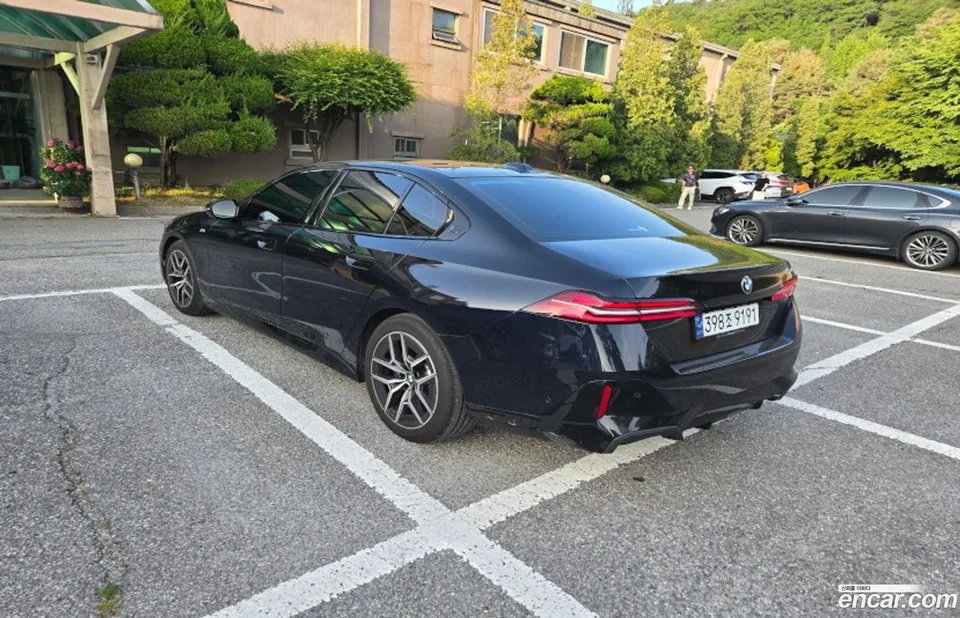 BMW 5 Series 523d M 2025 — thumbnail 3