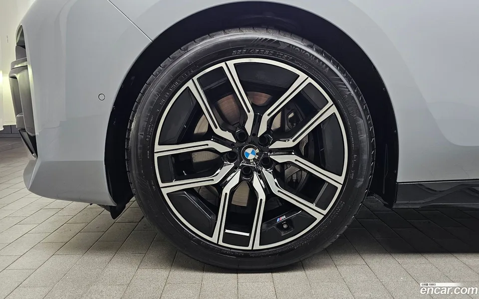 BMW 7 Series 740i xDrive M 2025 — thumbnail 2