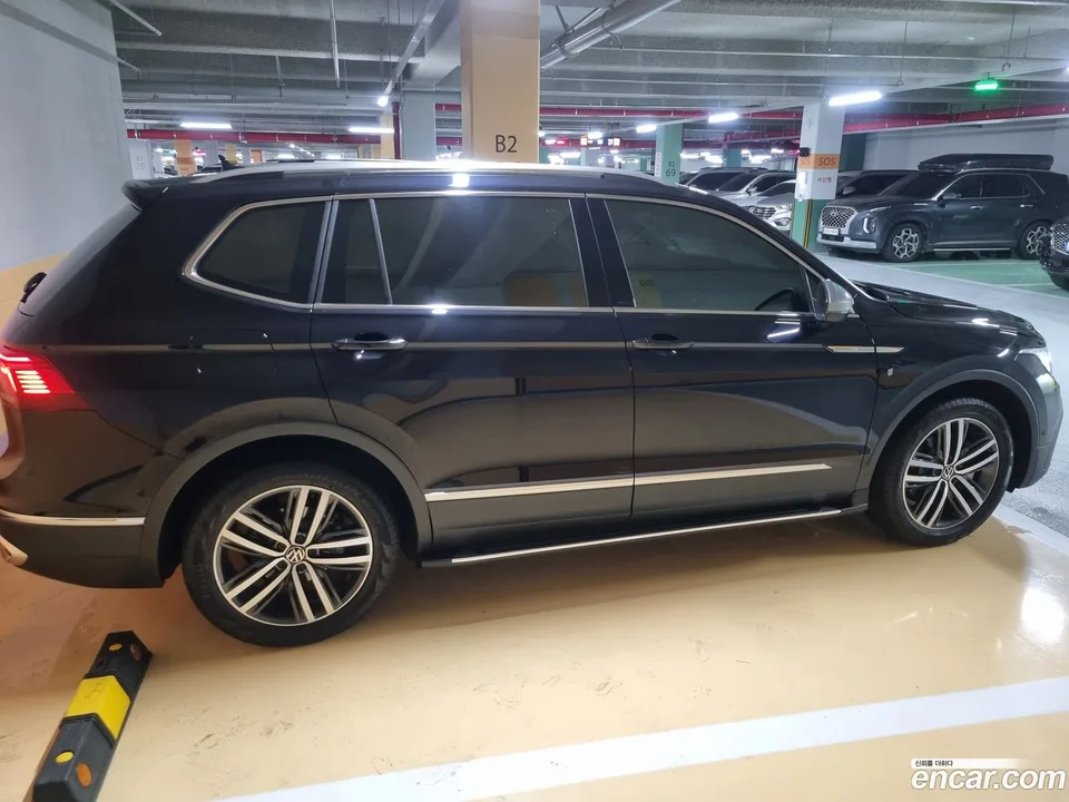 Volkswagen Tiguan Allspace 2.0 TSI 2023 — thumbnail 3