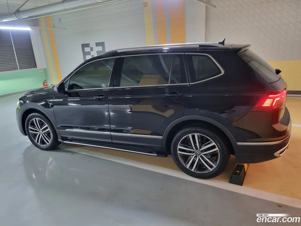 Volkswagen Tiguan Allspace 2.0 TSI 2023 — photo 1, buy with delivery to Moscow