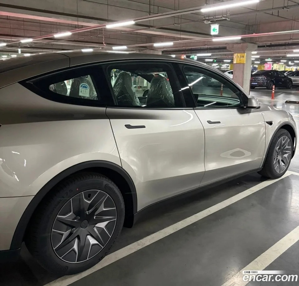 Tesla Model Y L AWD 2026 — thumbnail 2