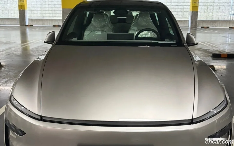 Tesla Model Y L AWD 2026 — photo 1, buy with delivery to Moscow
