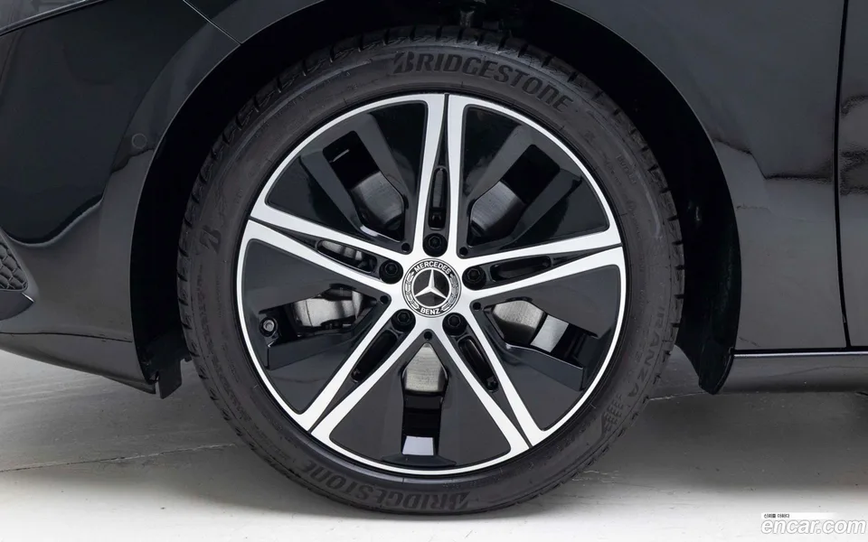 Mercedes-Benz A-Class A220 2025 — thumbnail 5
