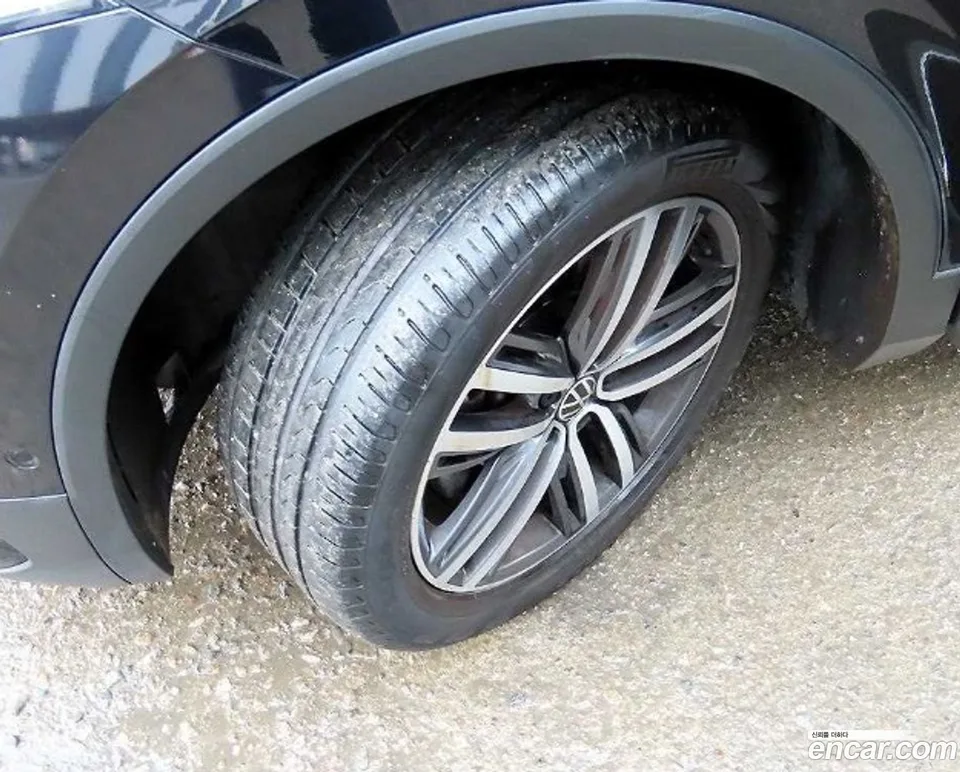 Volkswagen Tiguan Allspace 2.0 TSI 2023 — thumbnail 2