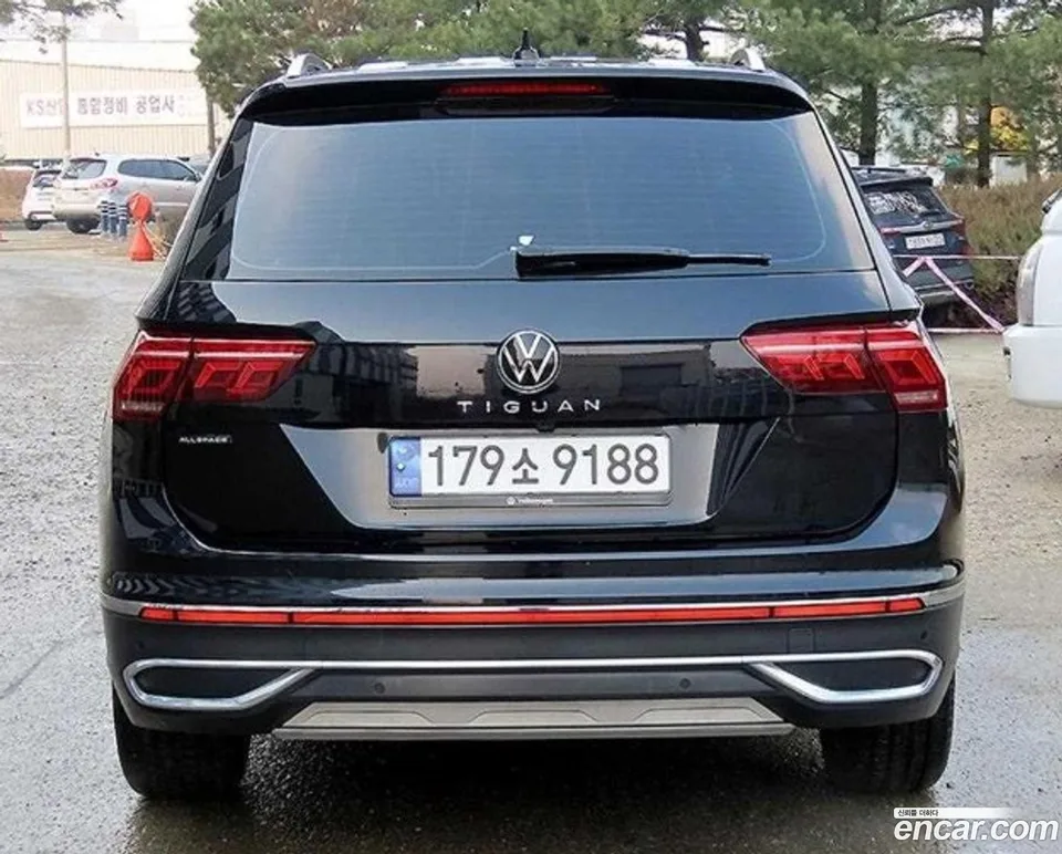 Volkswagen Tiguan Allspace 2.0 TSI 2023 — thumbnail 3