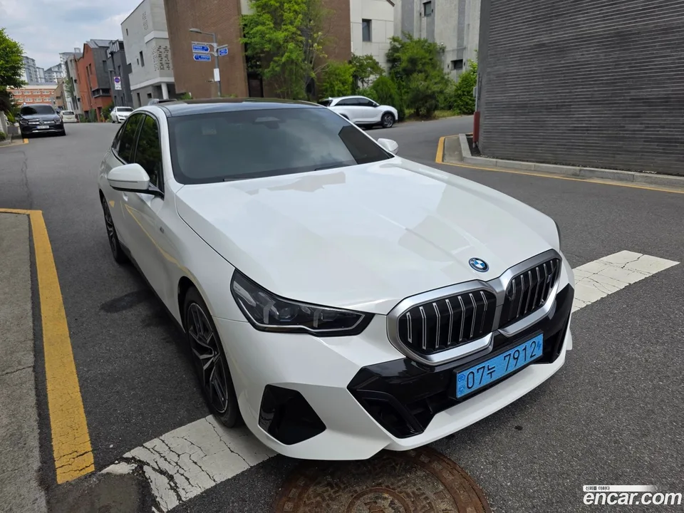 BMW i5 eDrive 40 M 2023 — thumbnail 3