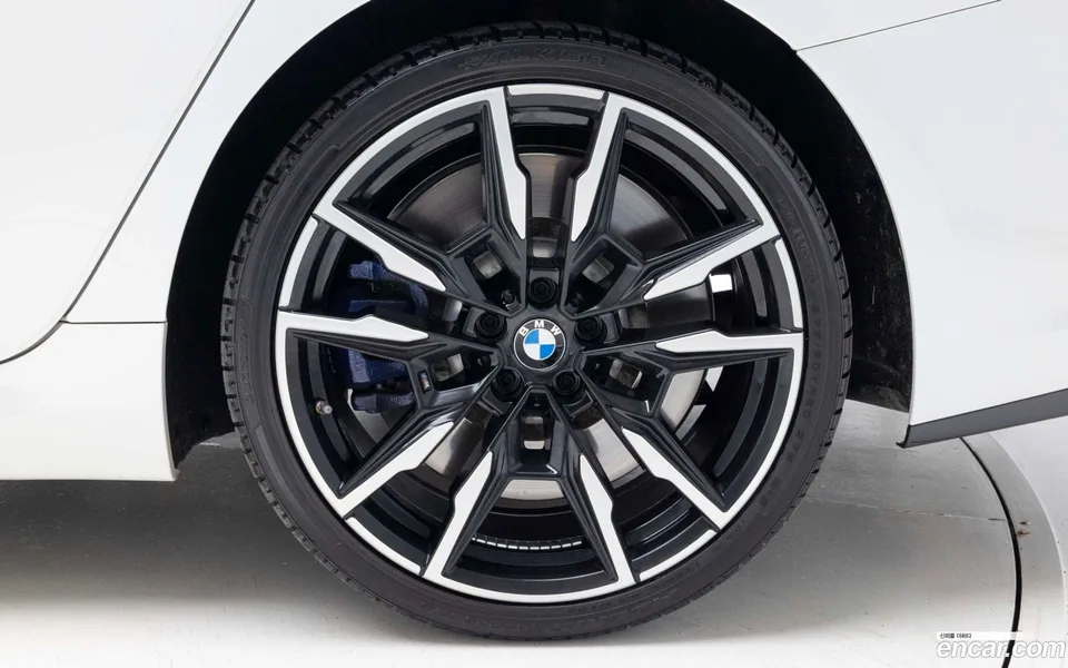 BMW 8 Series M850i xDrive 2023 — thumbnail 2