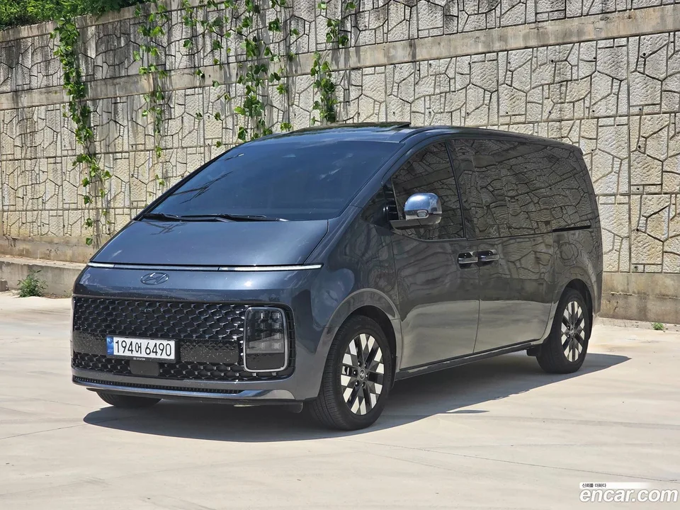 Hyundai Staria L3.5 7 2023 — thumbnail 3