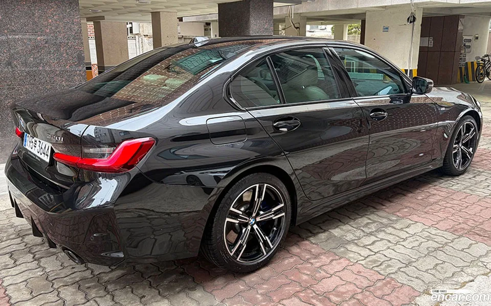 BMW 3 Series 320i M 2023 — thumbnail 3