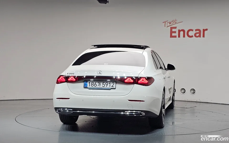 Mercedes-Benz E-Class E200 2024 — thumbnail 4