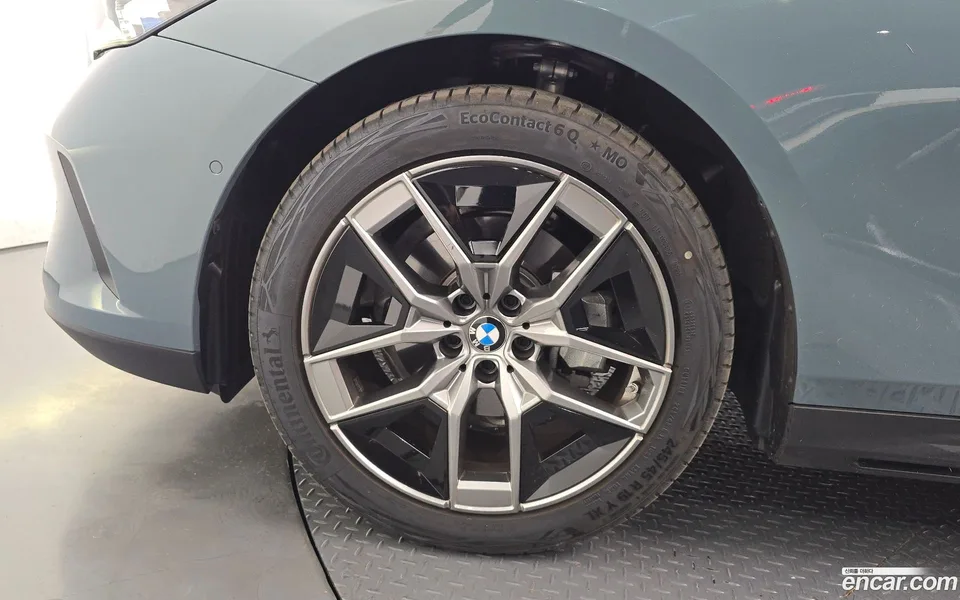 BMW 5 Series 520i 2025 — thumbnail 5