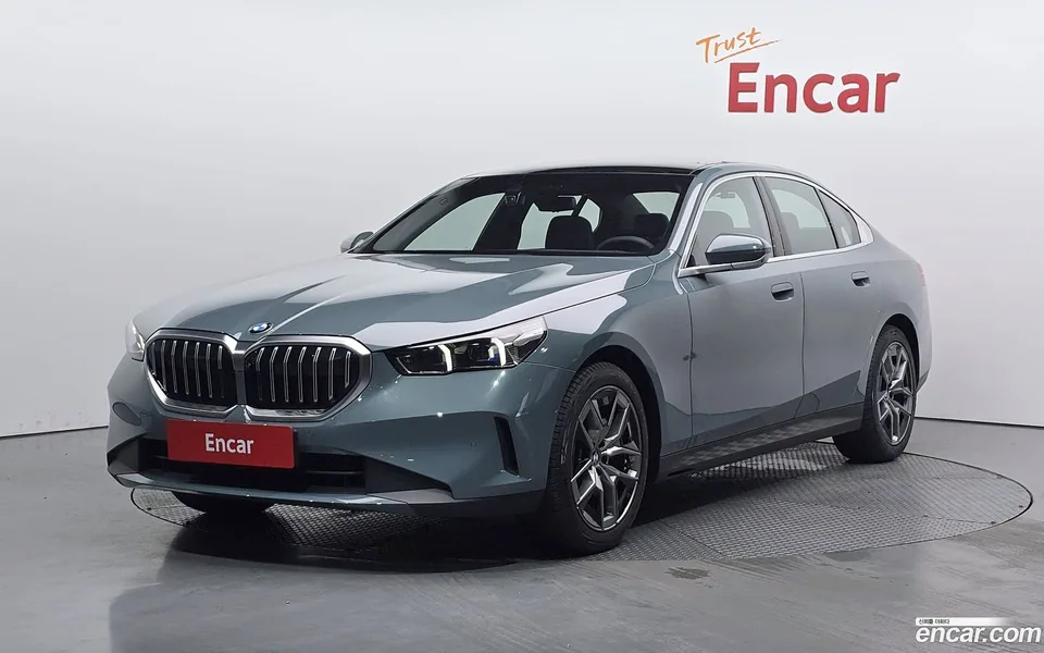 BMW 5 Series 520i 2025 — photo 1, buy with delivery to Moscow