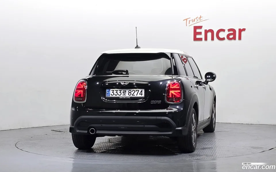 MINI Cooper 5 2023 — thumbnail 4