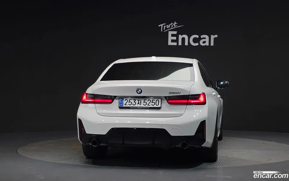 BMW 3 Series 320i M 2023 — thumbnail 4