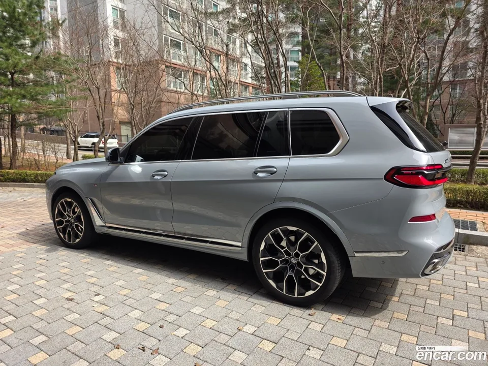 BMW X7 xDrive 40i M 7 2023 — thumbnail 2