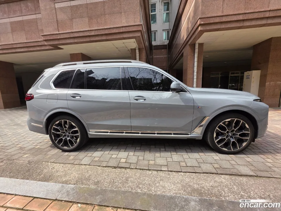 BMW X7 xDrive 40i M 7 2023 — thumbnail 3