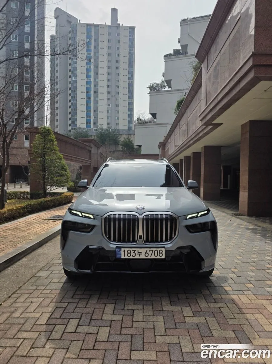 BMW X7 xDrive 40i M 7 2023 — photo 1, buy with delivery to Moscow