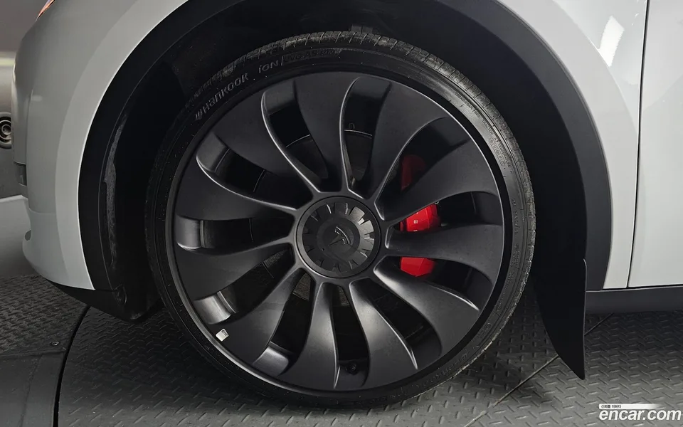 Tesla Model Y AWD 2024 — thumbnail 2