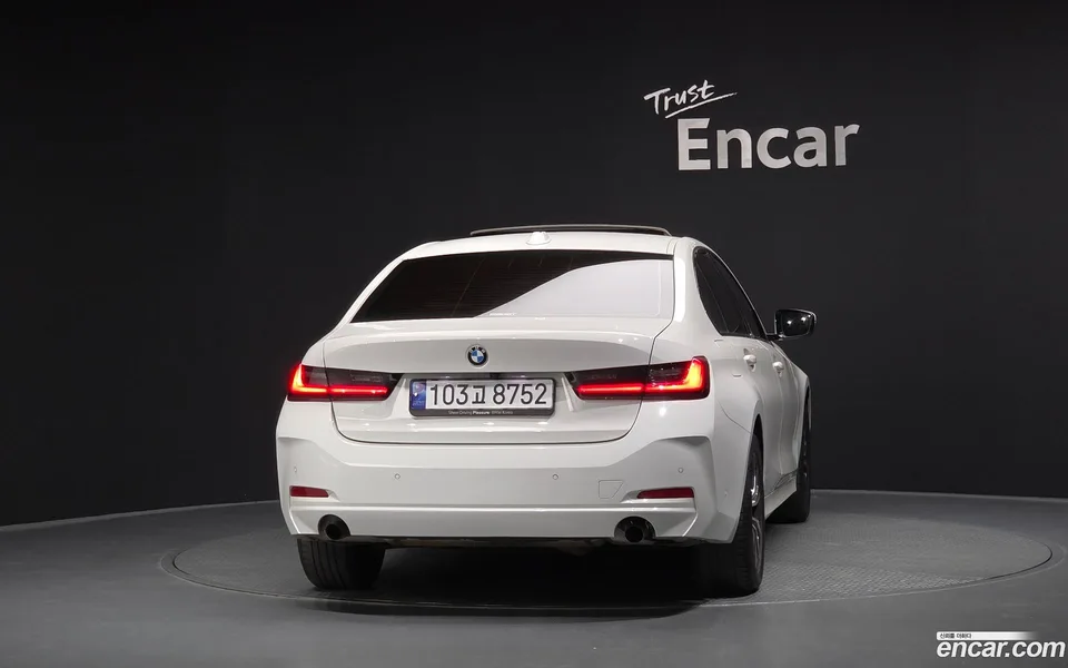BMW 3 Series 320i 2024 — thumbnail 4
