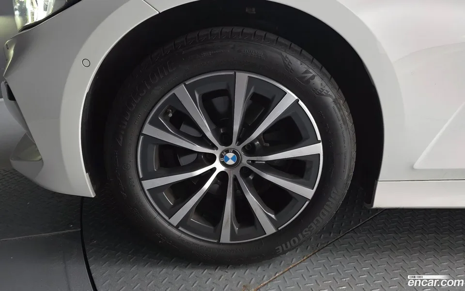 BMW 3 Series 320i 2024 — thumbnail 5