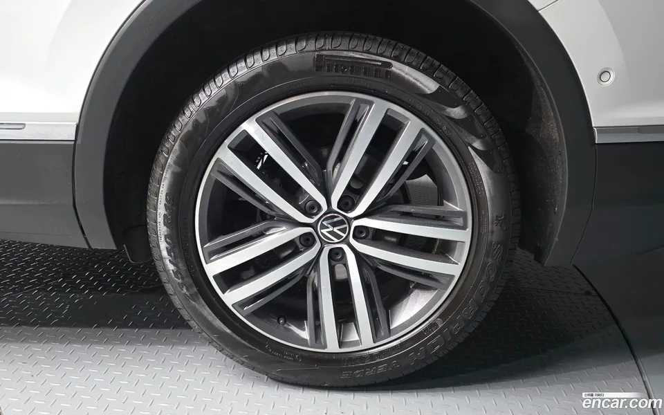 Volkswagen Tiguan Allspace 2.0 TSI 2023 — thumbnail 2