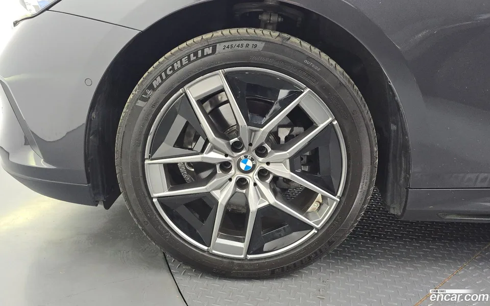 BMW 5 Series 520i 2025 — thumbnail 2