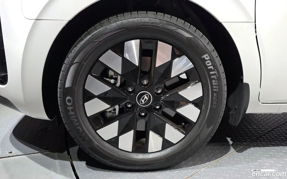 Hyundai Staria 4WD 9 2025 — thumbnail 2