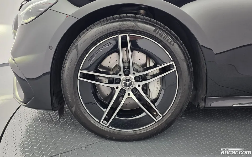 Mercedes-Benz E-Class E300 4MATIC AMG Line 2024 — thumbnail 2
