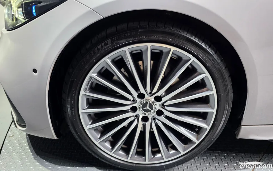 Mercedes-Benz C-Class C300 4MATIC AMG Line 2023 — thumbnail 2