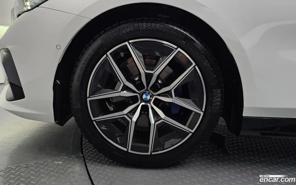 BMW 5 Series 520i M 2025 — thumbnail 2