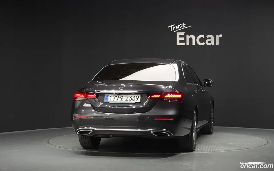 Mercedes-Benz E-Class E250 2023 — thumbnail 4