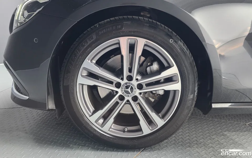 Mercedes-Benz E-Class E250 2023 — thumbnail 5