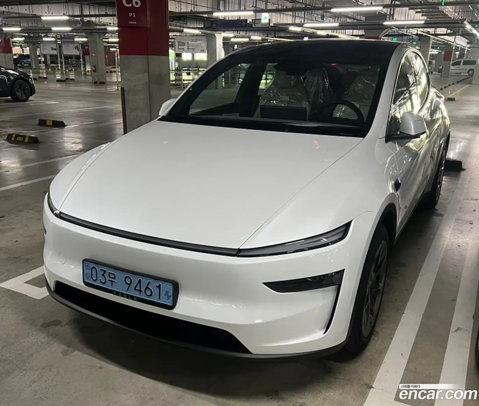 Tesla Model Y L AWD 2026 — photo 1, buy with delivery to Moscow