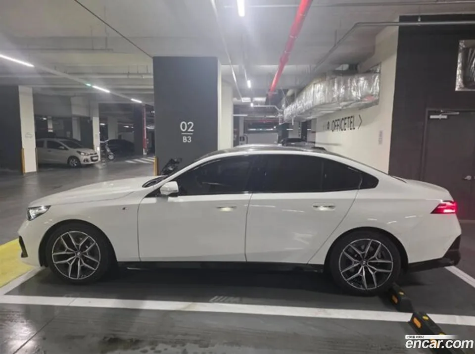 BMW 5 Series 520i M 2025 — thumbnail 3