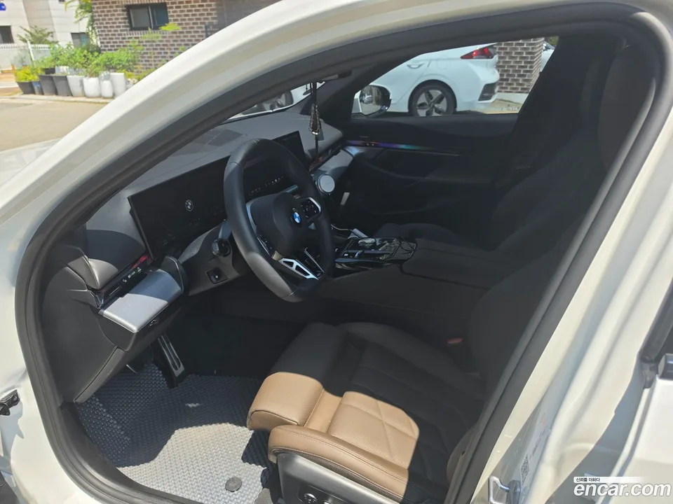 BMW 5 Series 520i M 2025 — thumbnail 5