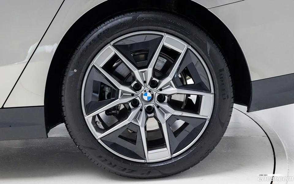 BMW 5 Series 530i xDrive 2025 — thumbnail 5