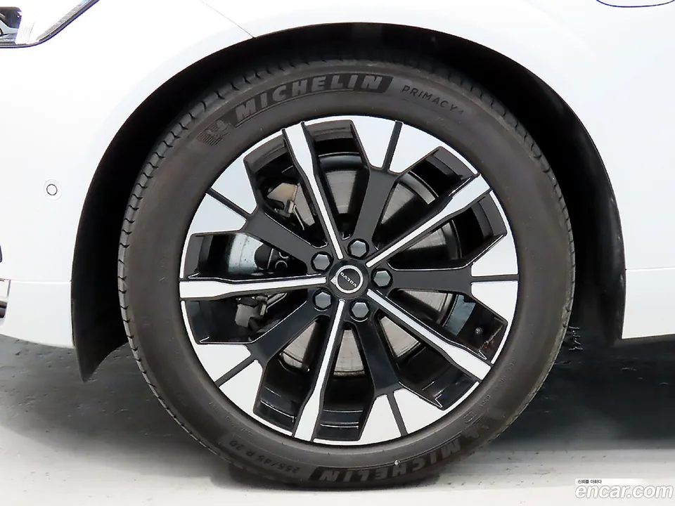 Volvo XC60 T8 2025 — thumbnail 2