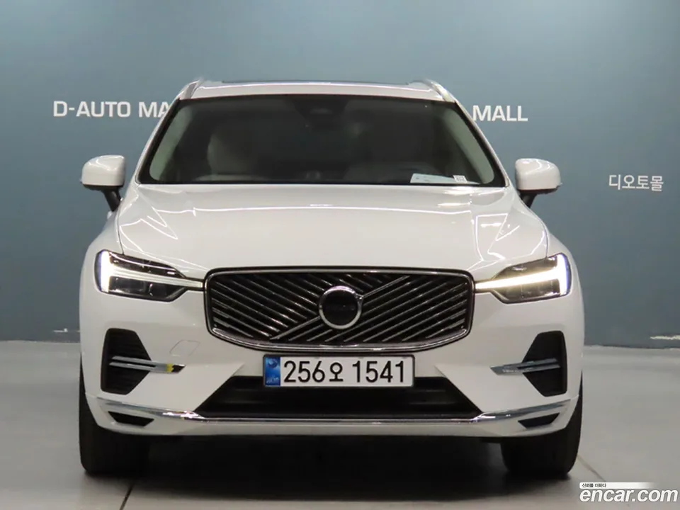 Volvo XC60 T8 2025 — thumbnail 3