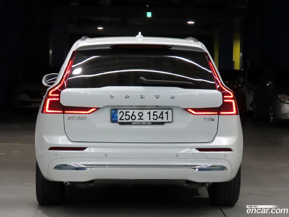 Volvo XC60 T8 2025 — thumbnail 4