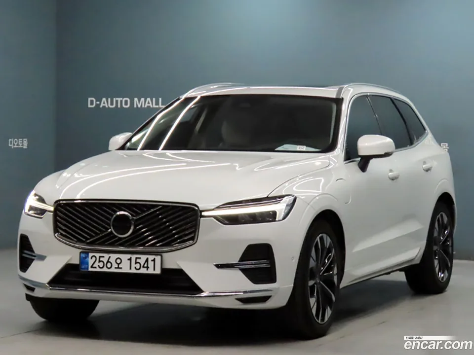 Volvo XC60 T8 2025 — photo 1, buy with delivery to Moscow